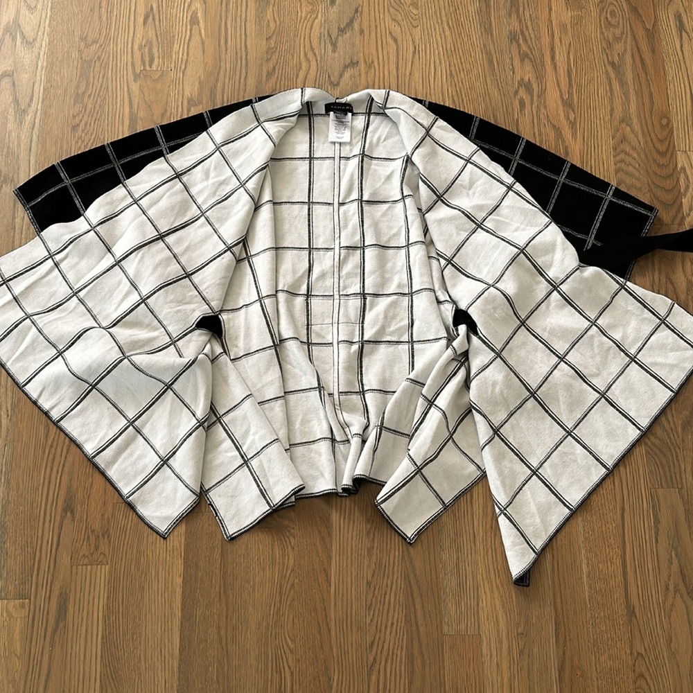 NWOT Tahari Belted Poncho OS Women’s Kimono Soft Stretchy Black White Plaid Cozy - Picture 8 of 10